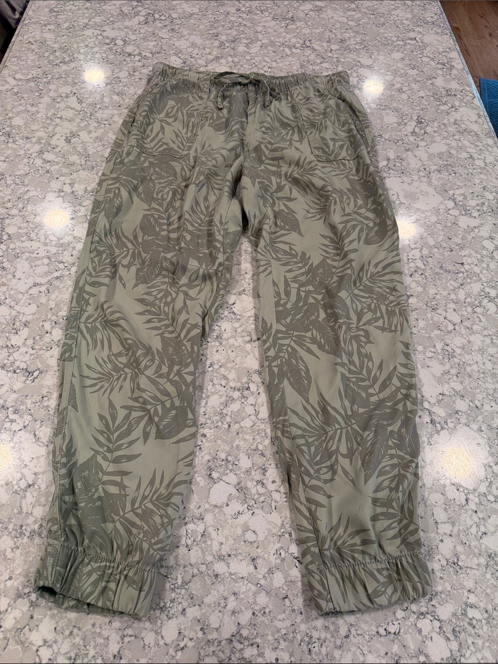 C&C California Olive Leaf-Print Jogger cargo Pants size L never worn